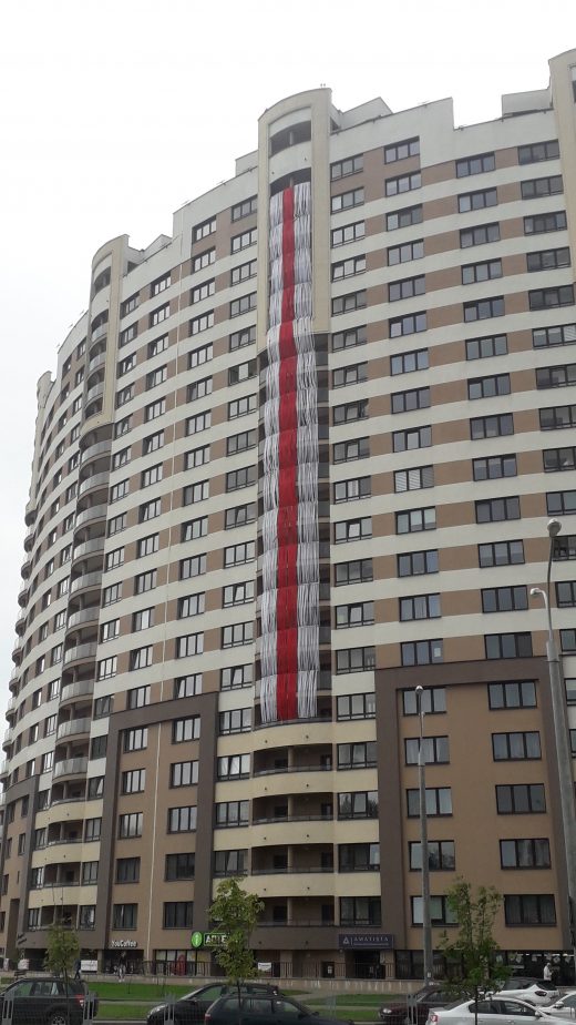 White-red-white flag made of thousands of stripes on the facade of an apartment building in Minsk. August 2020. Photo: Mikola Volkau.