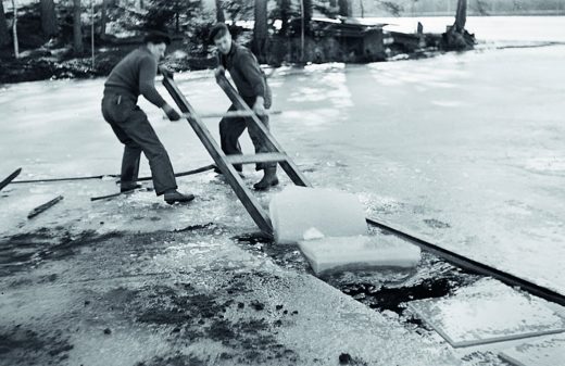 Extracting ice on Lake Uttran 1939. Source: Herbert Lindgren, 1939, Stockholmskällan, Object no. SSMFg011650