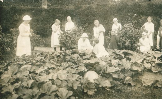 Illustration 4. Students of gardening and housekeeping courses at Liplapi Farm in the 1920s. Source: EPM FP 330:30.