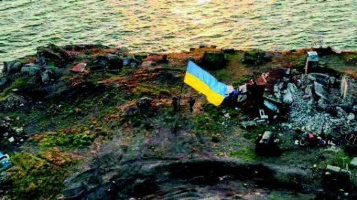 Ukrainian servicemen raising the flag on Snake Island. Ukrainian Defense Ministry press service.